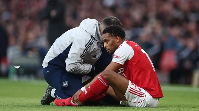 Jurrien Timber rời sân sớm do chấn thương cơ