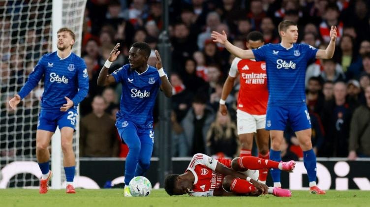 Các cầu thủ Arsenal gặp nhiều khó khăn trước lối chơi phòng ngự của Everton.