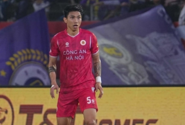 Hậu vệ Đoàn Văn Hậu trong màu áo CLB Công an Hà Nội tại đấu trường V-League.