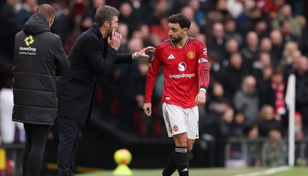 Michael Carrick và Bruno Fernandes ăn mừng chiến thắng cùng Manchester United.