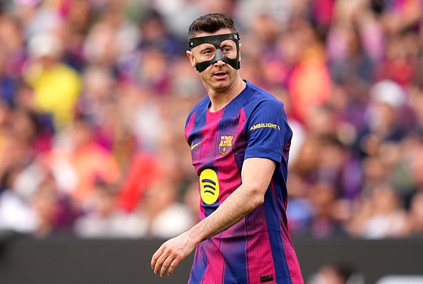 Lewandowski thất vọng sau một pha bỏ lỡ cơ hội