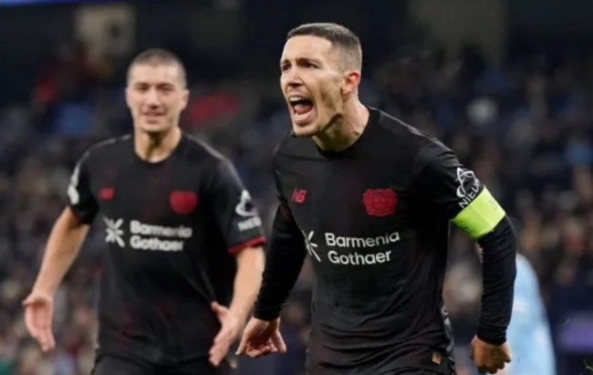 Các cầu thủ Bayer Leverkusen tập luyện chuẩn bị cho trận lượt về tại London.