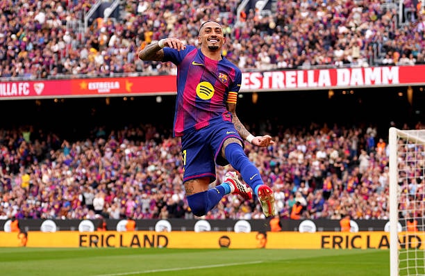 Raphinha ăn mừng cú hat-trick siêu hạng trước Sevilla