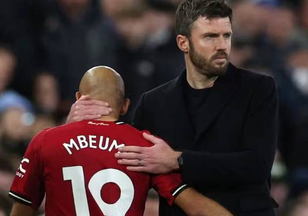 Benjamin Sesko ăn mừng bàn thắng vào lưới Aston Villa sau khi vào sân từ ghế dự bị.