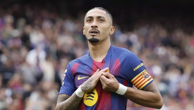 Raphinha tỏa sáng rực rỡ trong chiến thắng của Barcelona trước Sevilla.