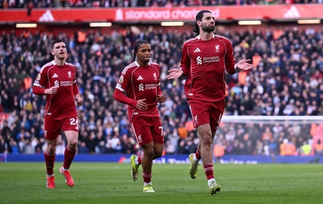 Dominik Szoboszlai thực hiện cú sút phạt đẳng cấp mở tỷ số cho Liverpool tại Anfield.