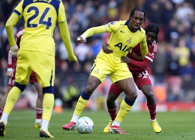 Cầu thủ hai đội tranh chấp quyết liệt trong trận hòa 1-1 giữa Liverpool và Tottenham.