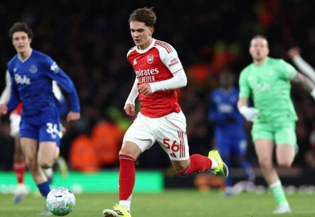 Max Dowman trong khoảnh khắc ăn mừng bàn thắng quan trọng vào lưới Everton tại sân Emirates.