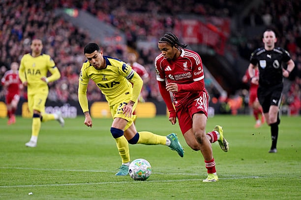 Ngumoha liên tục đánh bại Pedro Porro trong các tình huống đối đầu một chọi một.