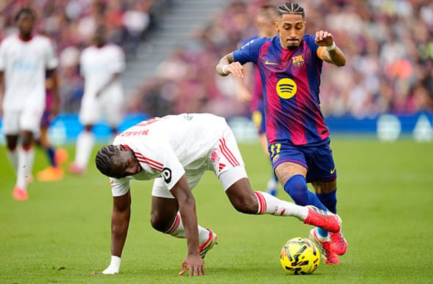 Hàng thủ Sevilla hoàn toàn bất lực trước sự cơ động của Raphinha.