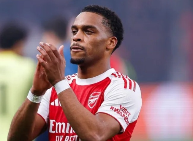 Hậu vệ Jurrien Timber của Arsenal trên sân tập trước trận đấu.