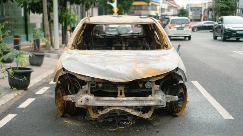 Kỹ thuật lật xe để tiếp cận bộ pin bên dưới gầm