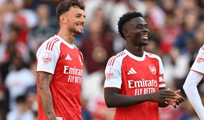 Sự ăn ý giữa Ben White và Bukayo Saka là yếu tố then chốt giúp Arsenal vận hành trơn tru bên cánh phải.