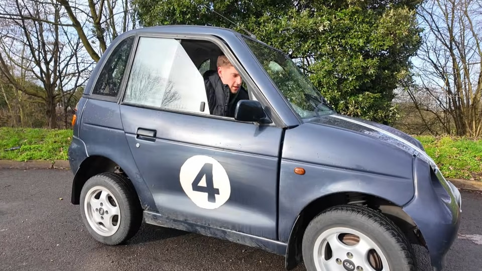 YouTuber Chris Doel bên cạnh chiếc xe điện Reva G-Wiz sử dụng pin từ vape tái chế