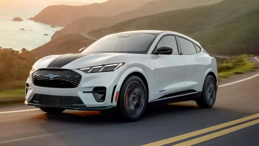 Hệ thống thông tin giải trí trên Ford Mustang Mach-E hỗ trợ Apple CarPlay tích hợp sạc pin