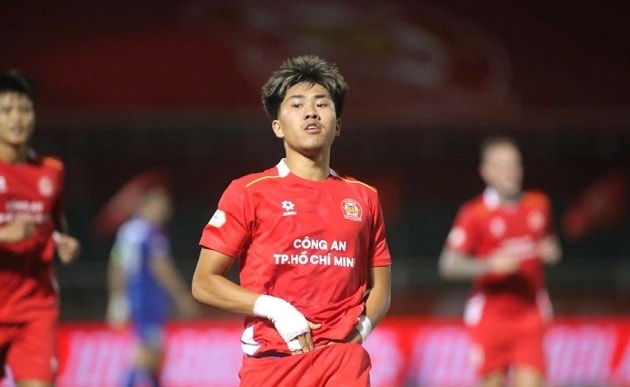 Khoa Ngô giúp CLB CA TP.HCM có chiến thắng quan trọng trước đối thủ ở hạng dưới.
