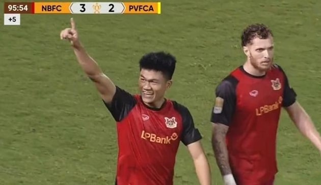 Bàn thắng của Gia Hưng giúp Ninh Bình đi tiếp.