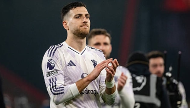 Hậu vệ Diogo Dalot tích cực dâng cao hỗ trợ tấn công nhưng vẫn mắc lỗi phòng ngự