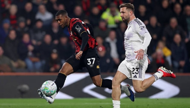 Luke Shaw tập trung phòng ngự bên hành lang cánh trái trước sức ép từ Bournemouth