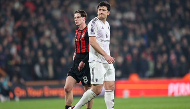 Harry Maguire nhận thẻ đỏ trực tiếp sau sai lầm tai hại trong vòng cấm