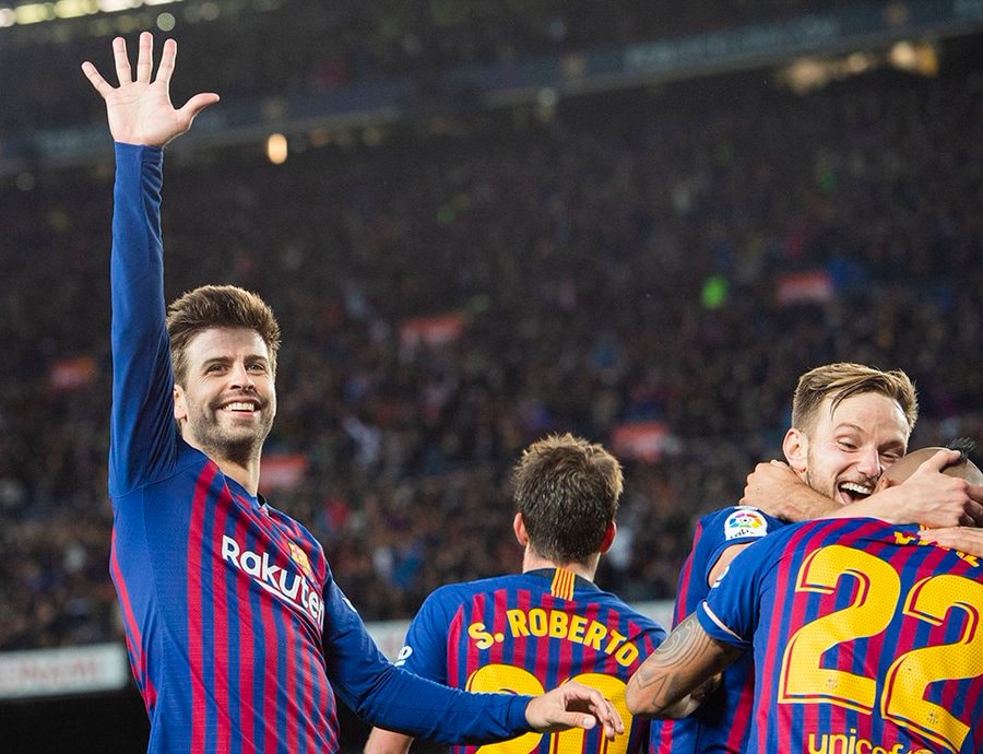 Gerard Pique ăn mừng chiến thắng 5-0