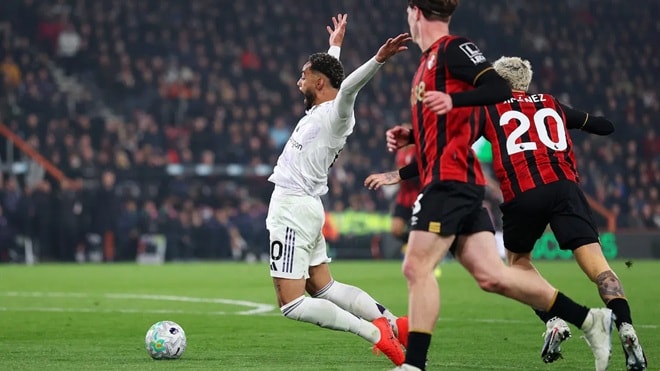 Cunha mang về quả phạt đền giúp MU vươn lên dẫn trước.