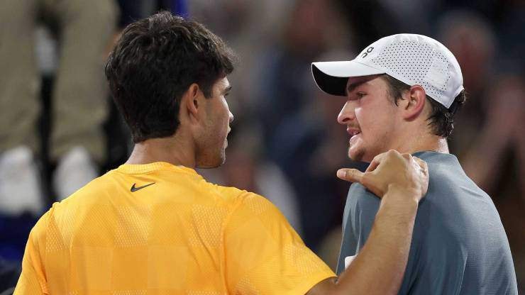 Carlos Alcaraz trong trang phục thi đấu màu vàng tại Miami Open.