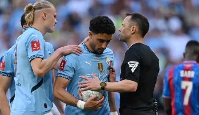 Khoảnh khắc Erling Haaland nhường quyền đá phạt đền cho đồng đội tại Wembley.