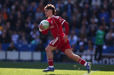 Milos Kerkez ăn mừng bàn gỡ hòa cho Liverpool.