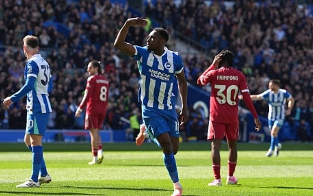 Danny Welbeck ghi bàn mở tỷ số cho Brighton trong trận gặp Liverpool.