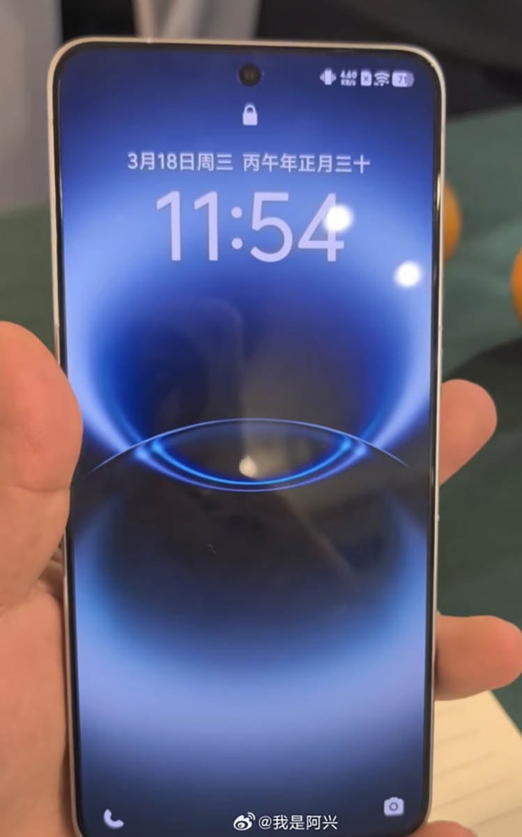 Mặt trước và cạnh bên của vivo X300 Ultra