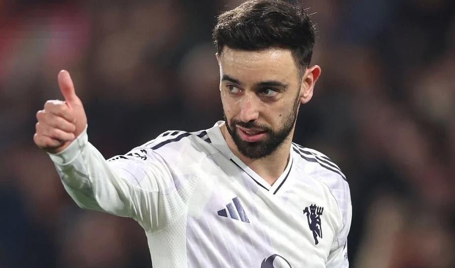 Sự thất vọng của Bruno Fernandes khi MU không thể bảo toàn lợi thế.