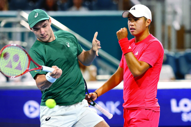 Tien (bên phải) có lợi thế rõ rệt trước Majchrzak (bên trái)