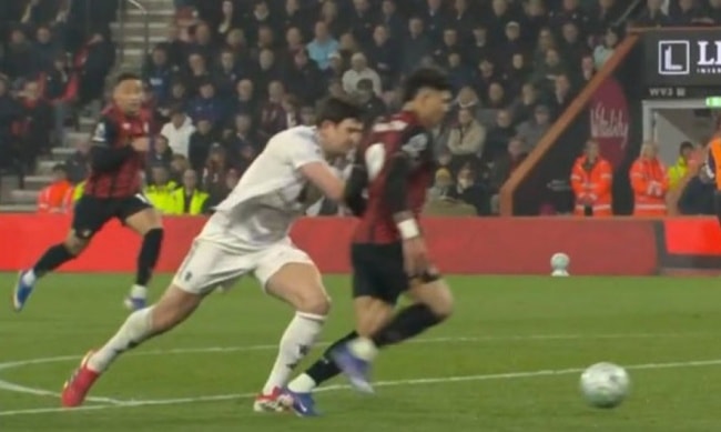 Tình huống dẫn đến thẻ đỏ của Maguire.