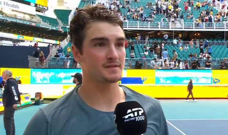 Joao Fonseca tập trung trước trận đấu gặp Carlos Alcaraz tại Miami Open 2026.