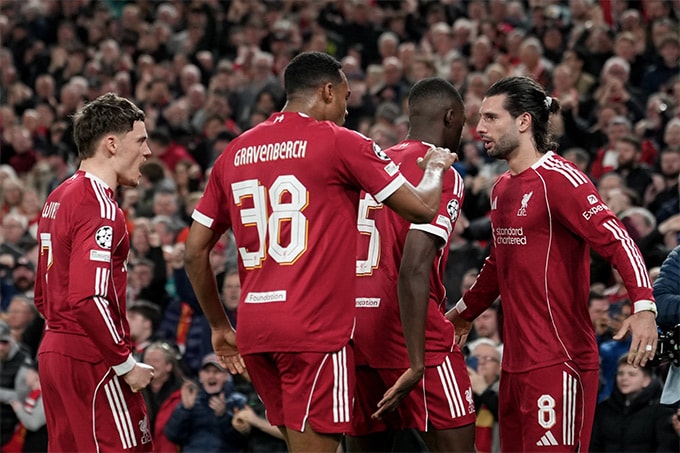 Các cầu thủ Liverpool ăn mừng chiến thắng bùng nổ trước Galatasaray tại Champions League