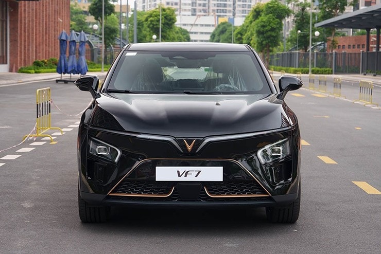 Thiết kế đầu xe VinFast VF 7 với dải LED đặc trưng