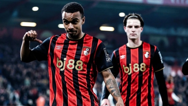 Junior Kroupi ghi bàn cho Bournemouth.