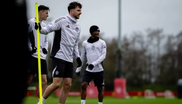 Huấn luyện viên Michael Carrick trực tiếp hướng dẫn Mason Mount trên sân tập