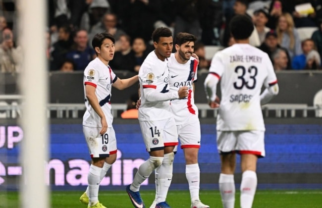 Desire Doue ghi bàn cho PSG.