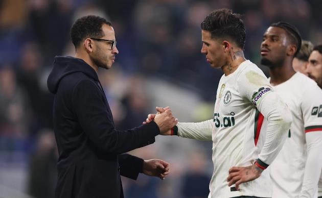 HLV Liam Rosenior đứng trước áp lực sa thải sau chuỗi trận tệ hại.