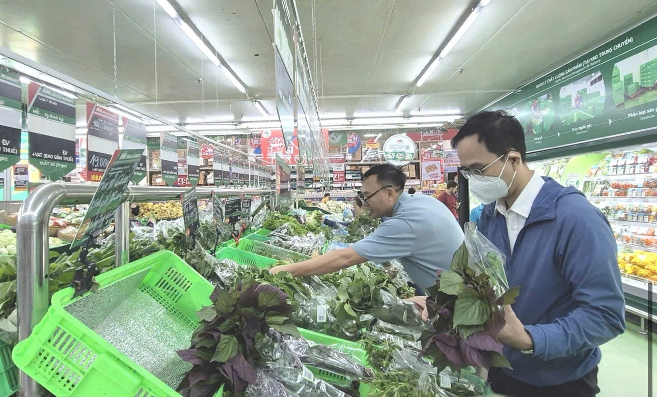 Giá thực phẩm leo thang gây áp lực tới người mua và doanh nghiệp. (Ảnh: Khổng Chiêm)