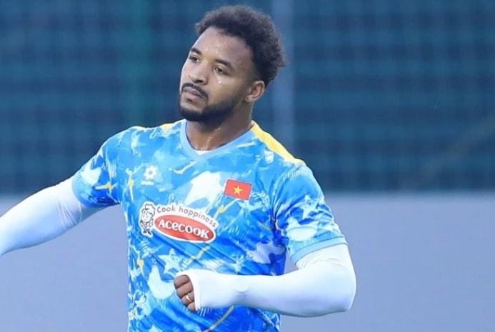 Tiền đạo Nguyễn Xuân Son tập riêng dưới sự giám sát của đội ngũ y tế.