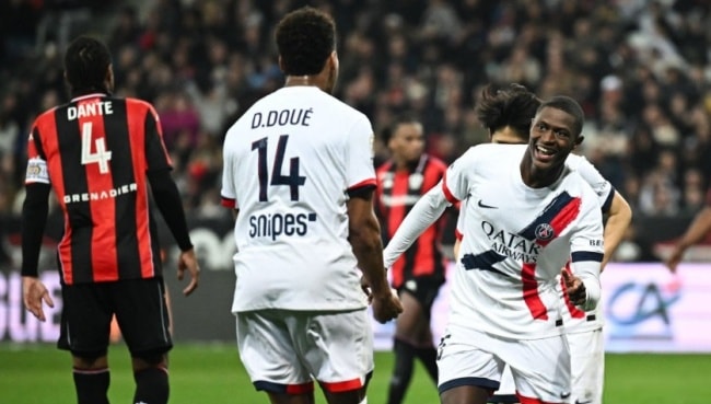 Nuno Mendes chói sáng trong màu áo PSG.