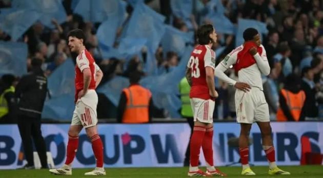 Arsenal cay đắng nhìn Man City đăng quang tại Wembley.