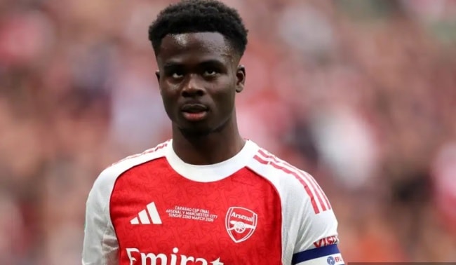 Bukayo Saka bị các cầu thủ Man City kèm chặt