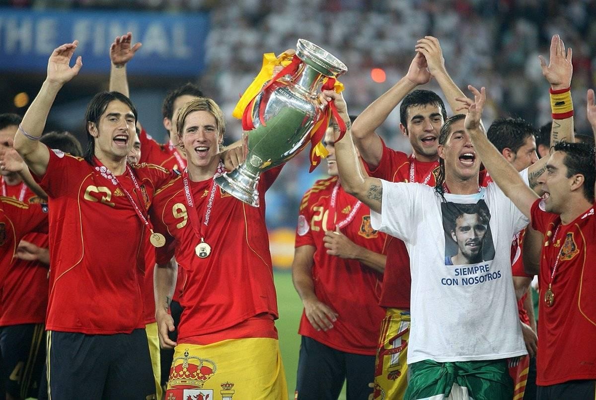 Các cầu thủ Tây Ban Nha ăn mừng chức vô địch EURO 2008.