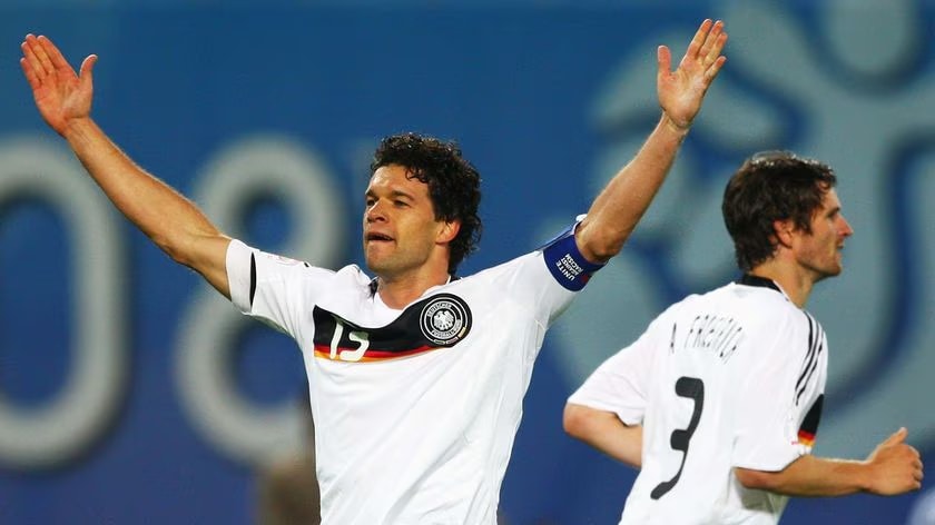 Michael Ballack trong nỗ lực kiểm soát thế trận cho đội tuyển Đức.
