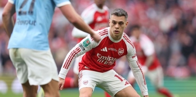 Leandro Trossard bị khóa chặt bên hành lang cánh