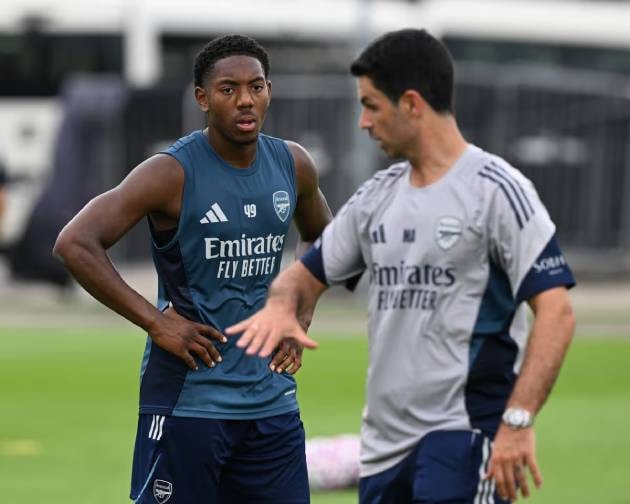 Myles Lewis-Skelly lọt vào tầm ngắm của Man United.